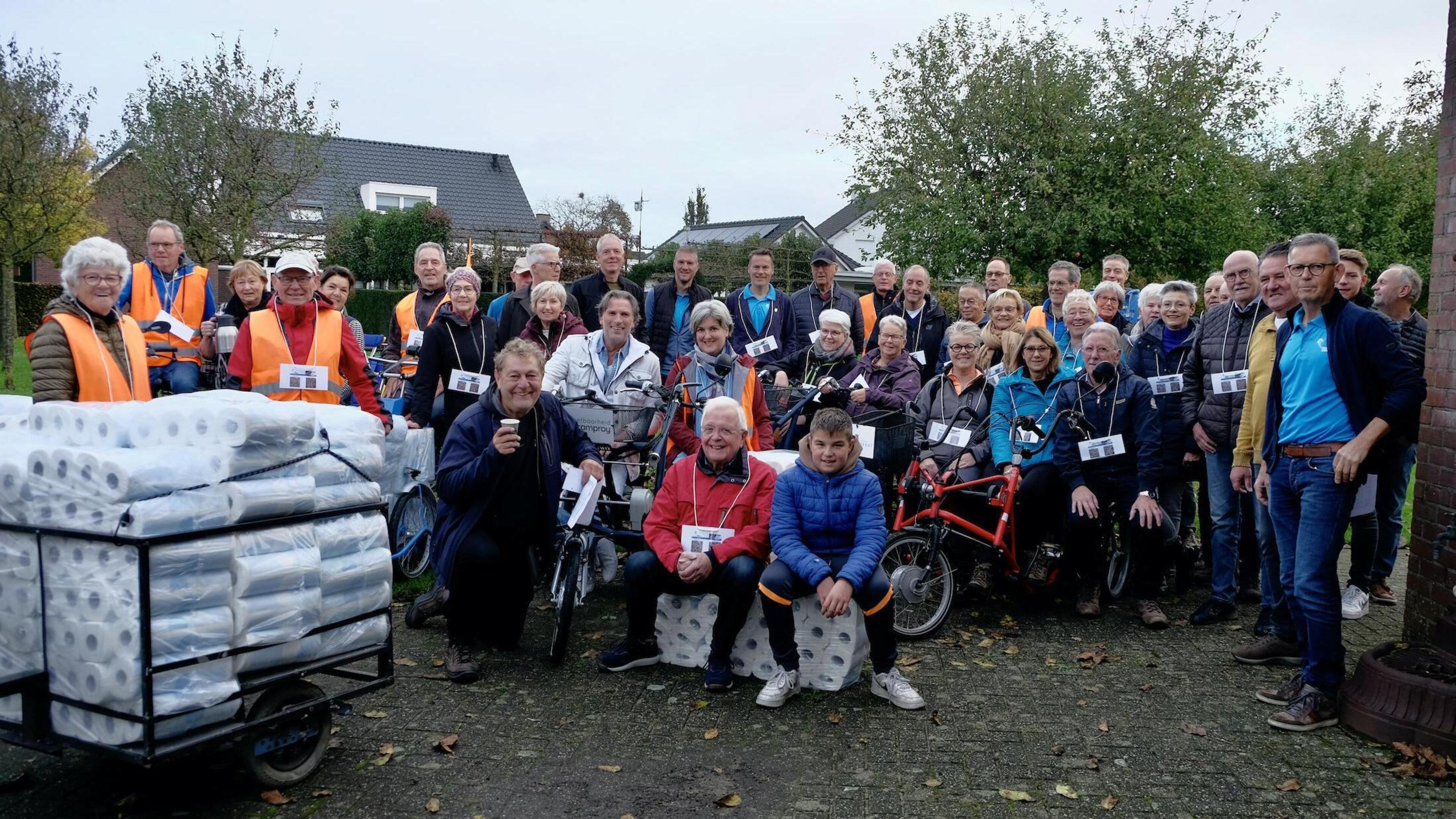 Vrijwilligers met tienduizenden wc-rollen op pad in Stramproy, allemaal voor het goede doel
